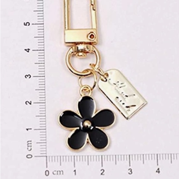 NWOT 81. Brand New Flower Keychain for Women 2pc Set Pink & White or Black - Picture 2 of 2